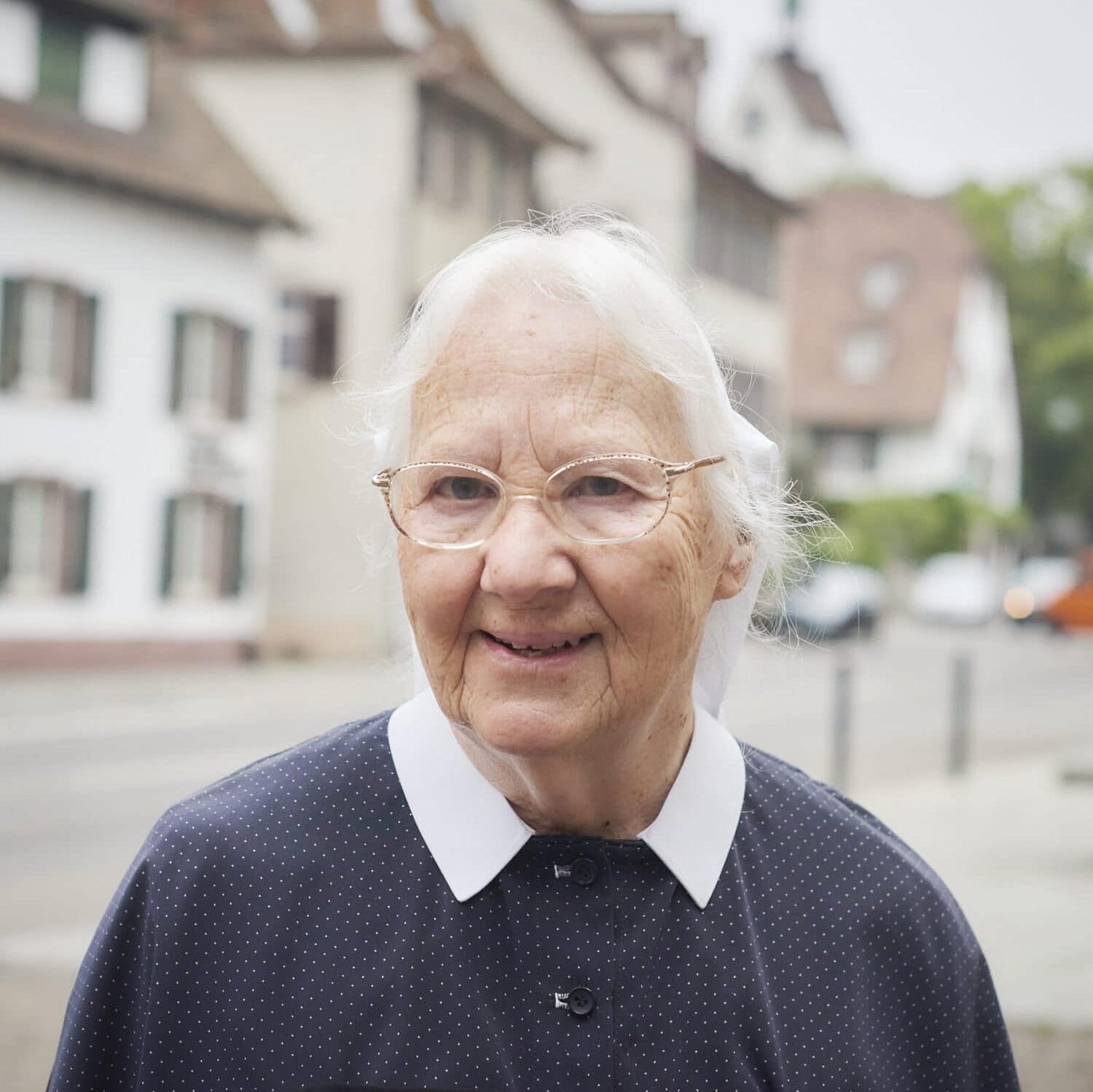 Foto einer Frau im Dorf Riehen