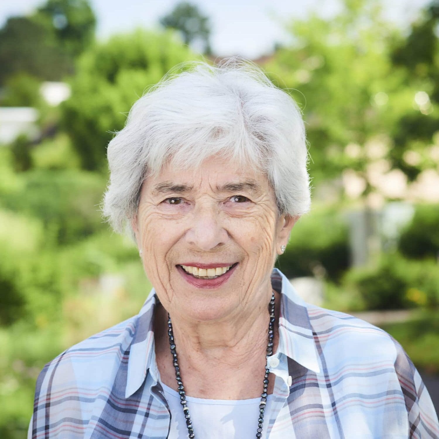 Foto einer Frau im Garten in Reinach