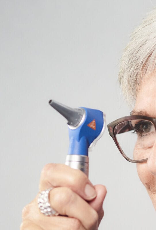 Employee looks through the otoscope