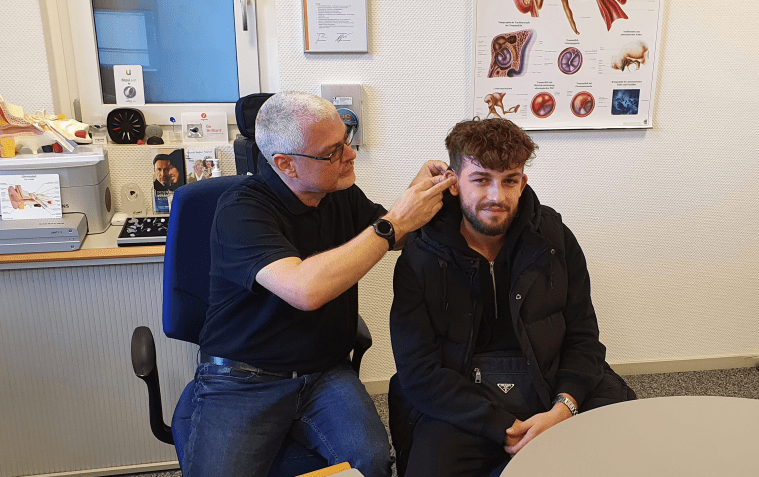 Anpassung von Hörgeräten bei einem Student aus Albanien